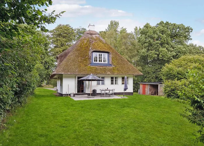 2 Bedroom Beautiful In Дом отдыха